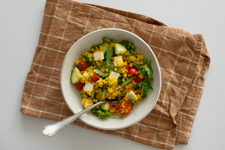 Insalata di cous cous vegetariana: con cetriolo e pomodorini