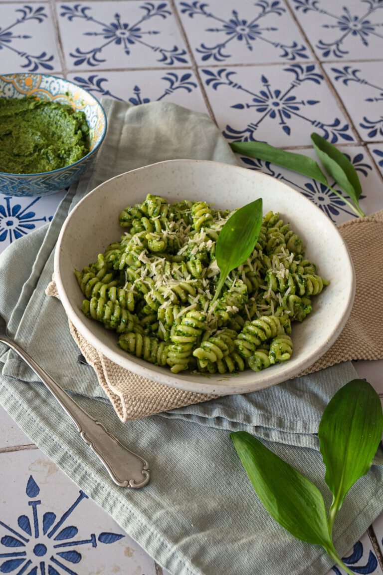 Pasta con aglio orsino: pesto di aglio delle vigne vegano con fusilli